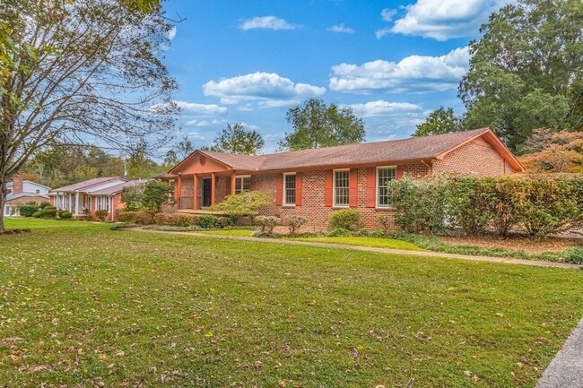 Building Photo - 204 Lake Cir Dr