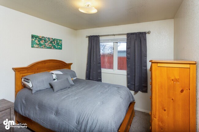 Building Photo - 76th Ave Duplex