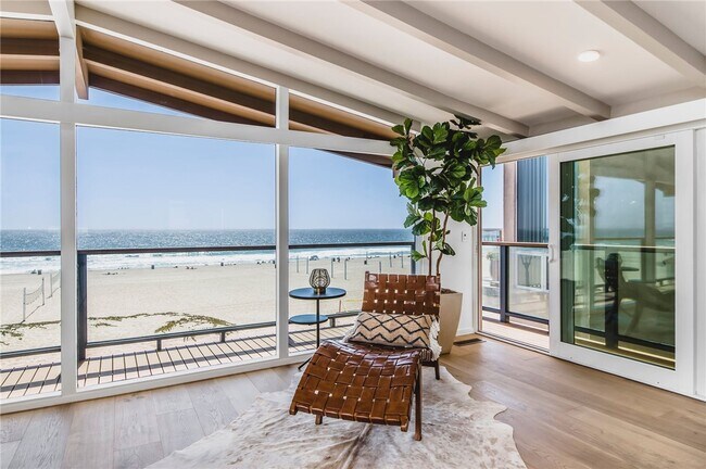 Building Photo - 816 The Strand