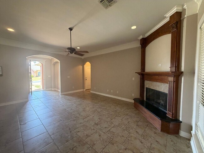 Building Photo - 617 Alder Ln