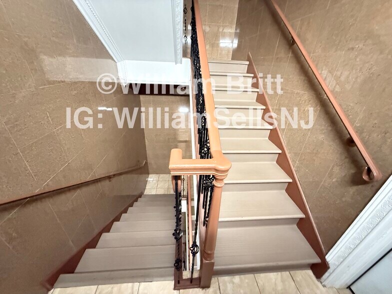 Building Photo - 373 Danforth Ave