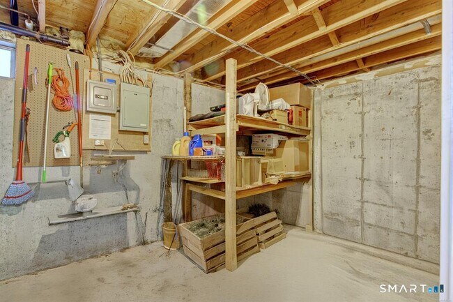 Building Photo - 6 Oak Forest Dr