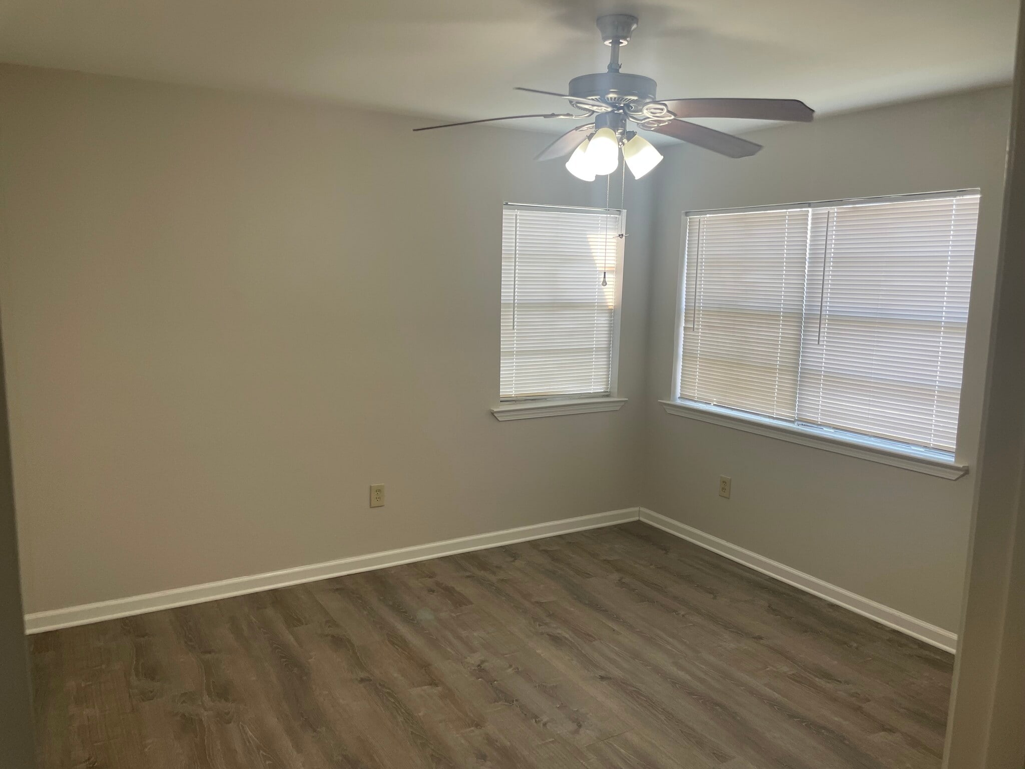 Apt B bedroom - 1325 Lake Ave