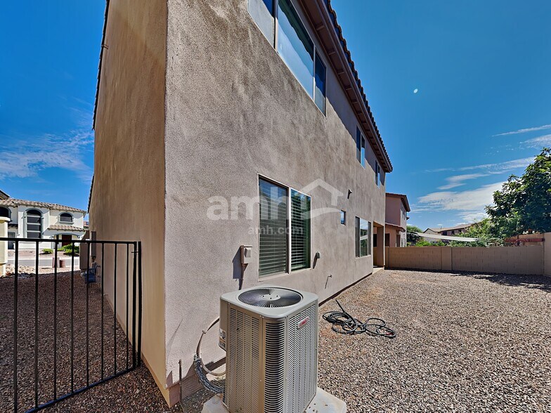 Building Photo - 108 E Calle Del Rondador