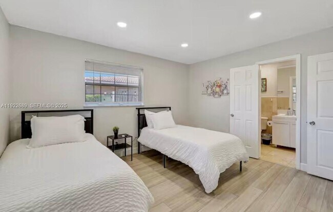 Building Photo - 2080 NE 205th St