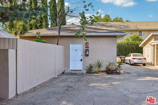 Building Photo - 6727 1/2 Orion Ave