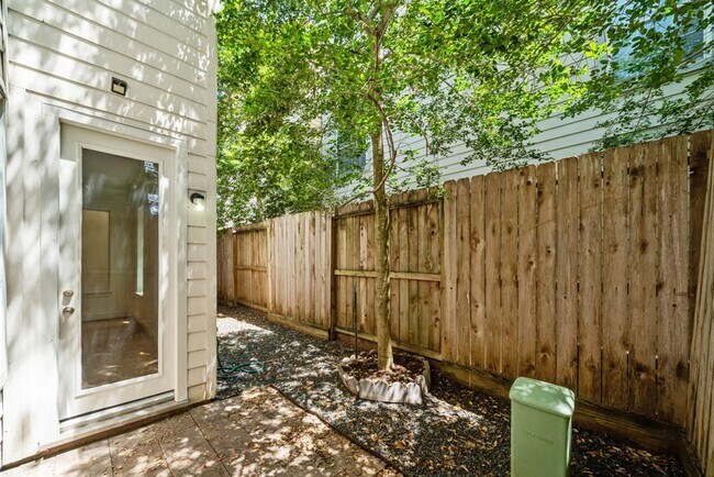 Building Photo - 2743 Sherwin St