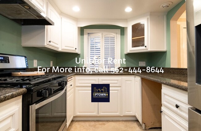 Building Photo - Townhome - 3 Bedrooms-2.5 Baths - South Gate