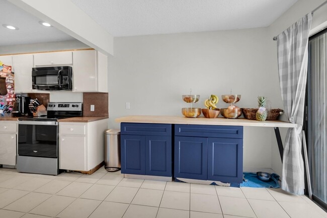 Building Photo - 7515 San Mateo Dr E