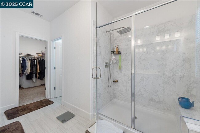 Building Photo - 300 Hideaway Ln