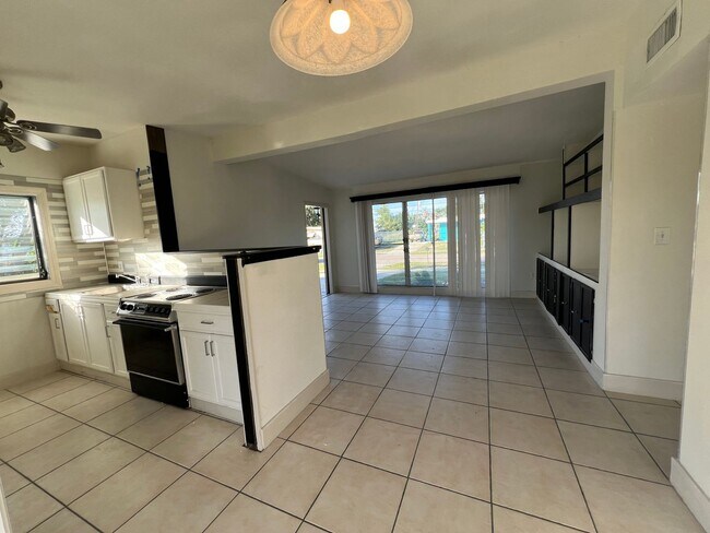 Building Photo - ** Annual ** 2 Bed / 1 Bath Single Family Home ** Conveniently Located ** $1,450