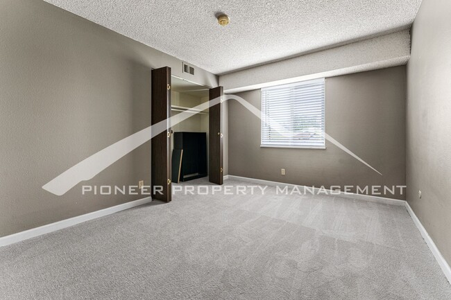 Building Photo - Gorgeous Condo with Central AC and Balcony