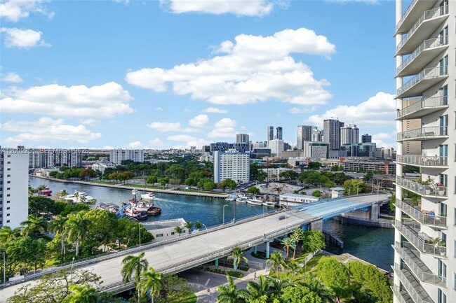 Building Photo - 10 SW South River Dr