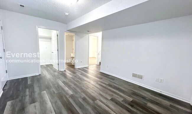 Building Photo - 1403 Rolling Dr