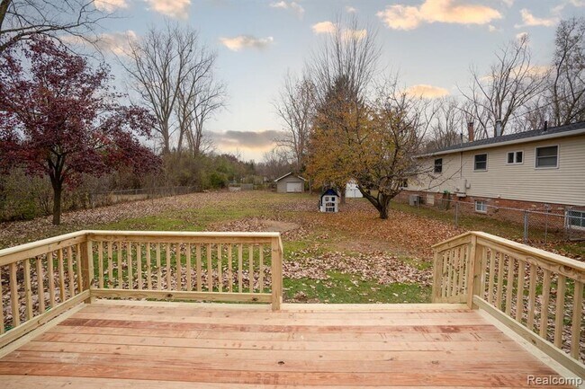 Building Photo - 1555 E South Blvd