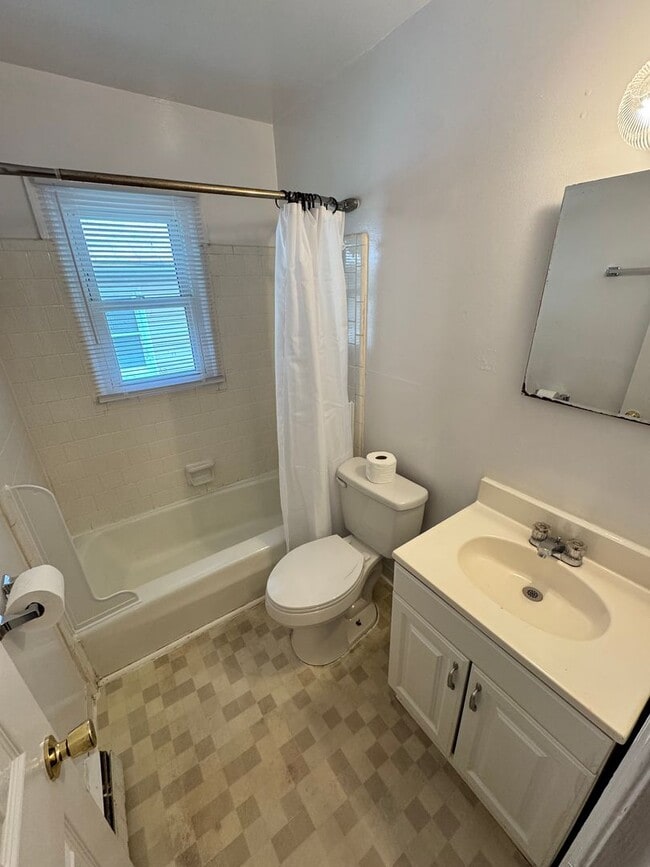 Building Photo - 3 bedroom house on quiet dead end! All ele...