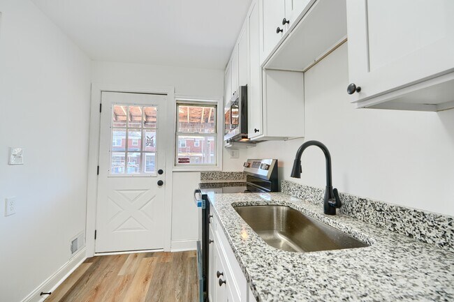 Building Photo - 2204 Redthorn Rd