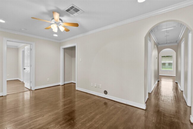 Building Photo - 804 Valerie Ave