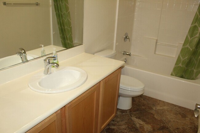 Building Photo - Beautiful 3 bedroom home in Southern Highl...