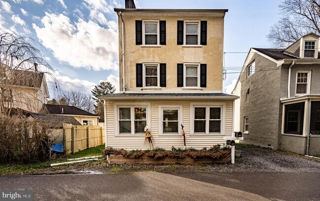 Building Photo - 305 Hollow Rd