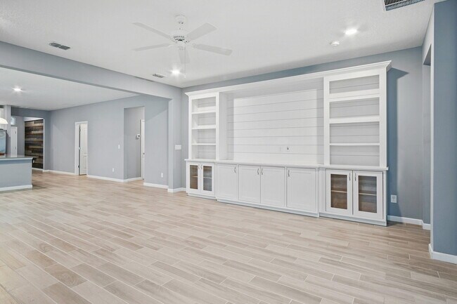 Building Photo - 4 Bedroom Home with Office in Windward Ran...