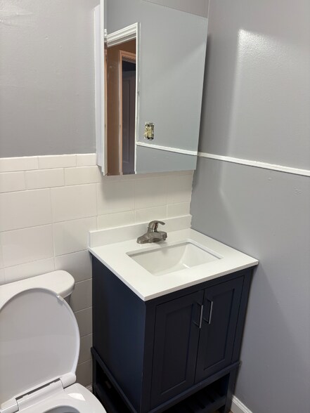 Building Photo - 136 Kenview Ave