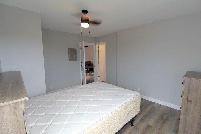 Building Photo - 1396 Hunters Rd