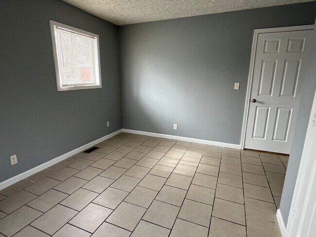 Building Photo - Far Eastside 3 Bedroom 1 Bath