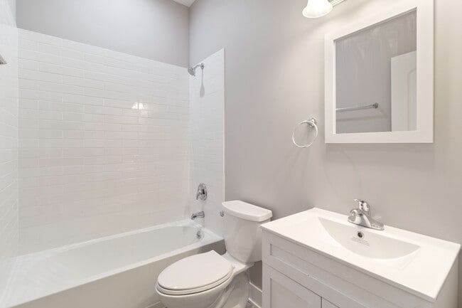 Building Photo - Beautiful, Updated and Spacious 2bd/2bth, Ukrainian Village, 5/1-6/1 Move in!