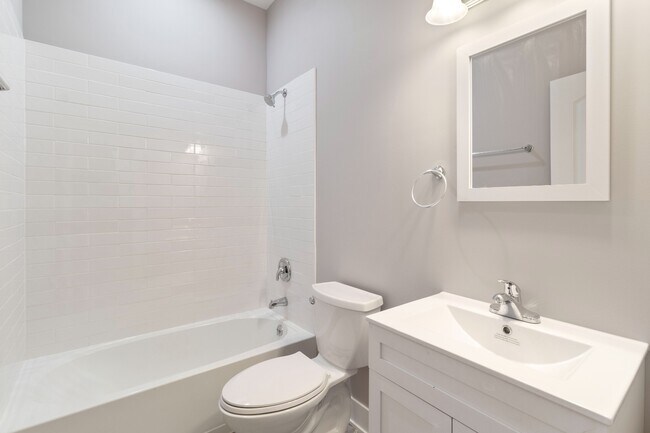 Building Photo - Top Floor, Gorgeous, Renovated 2bd/2bth, West Town Available 4/20
