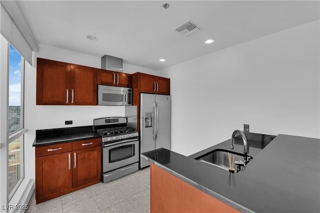 Building Photo - 4575 Dean Martin Dr