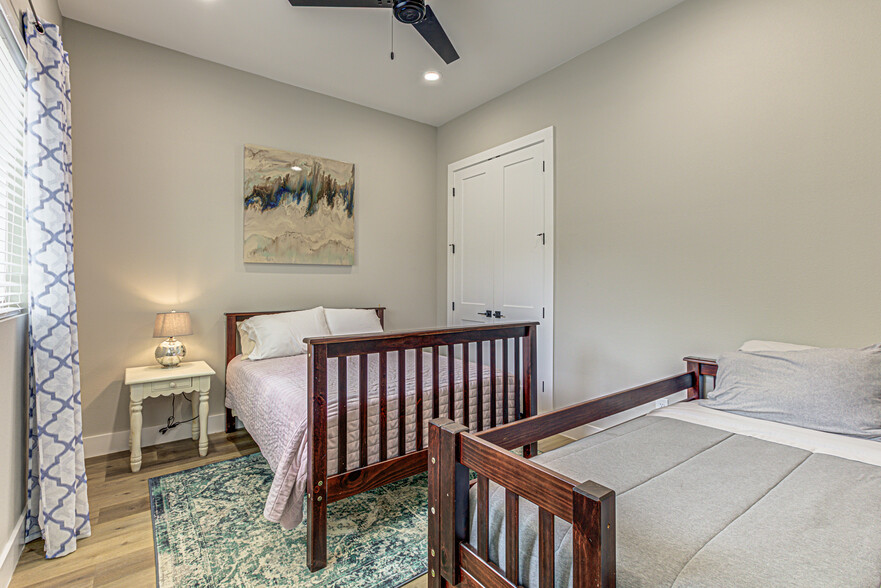 Upstairs guest bedroom - 707 N Shorewood Dr