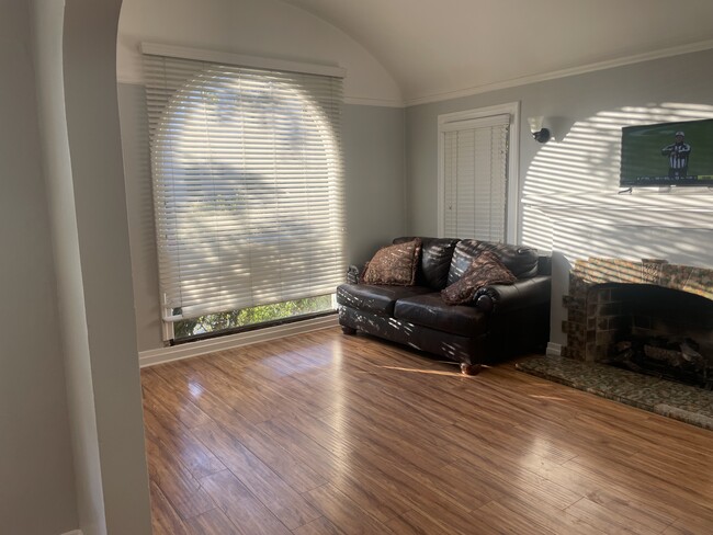 Living room - 3026 S West View St