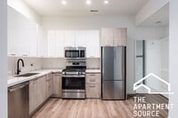 Building Photo - South Loop 3 bed 2 bath -- Updated Kitchen, HUGE Floorplan