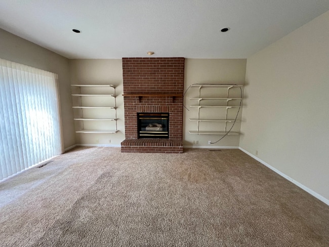 Building Photo - Spacious 4-Bed Retreat with Guest Suite & Fireplace