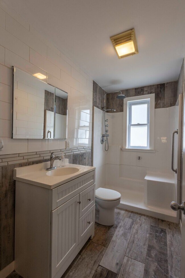 Building Photo - Cozy 4 Bedroom/2 Bathroom Detached Home in...