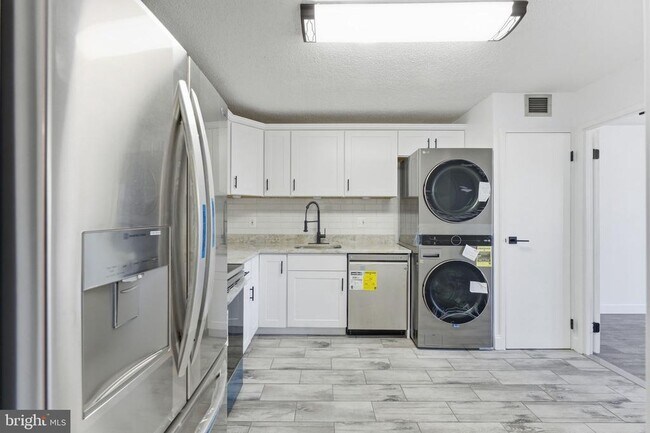 Building Photo - 250 S Reynolds St