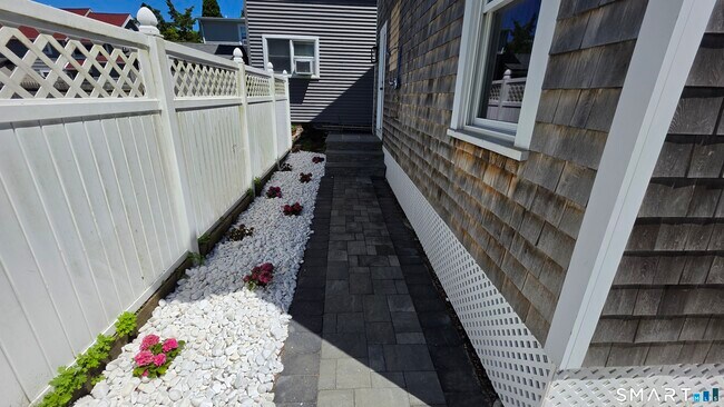 Building Photo - 47 Cosey Beach Ave