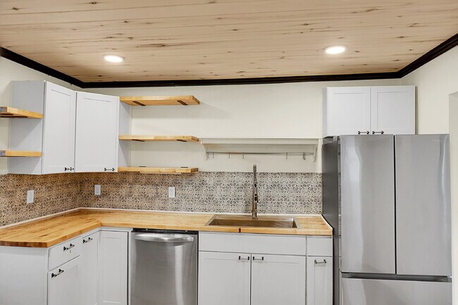 Building Photo - $1,495.00, 1-bed, 1-bath newly renovated l...