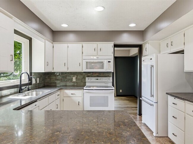 Building Photo - 15665 Fountain Hills Dr