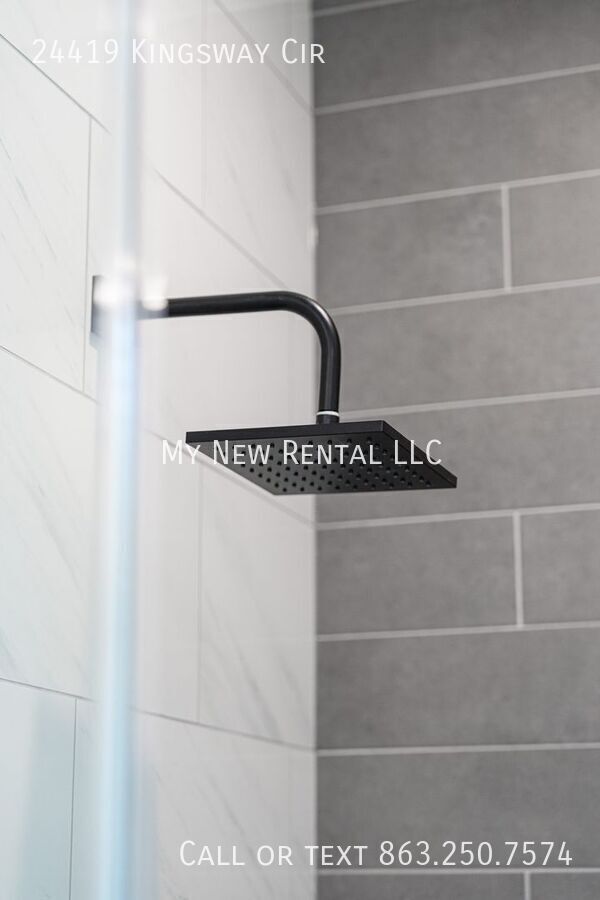 Building Photo - 24419 SW Kingsway Cir