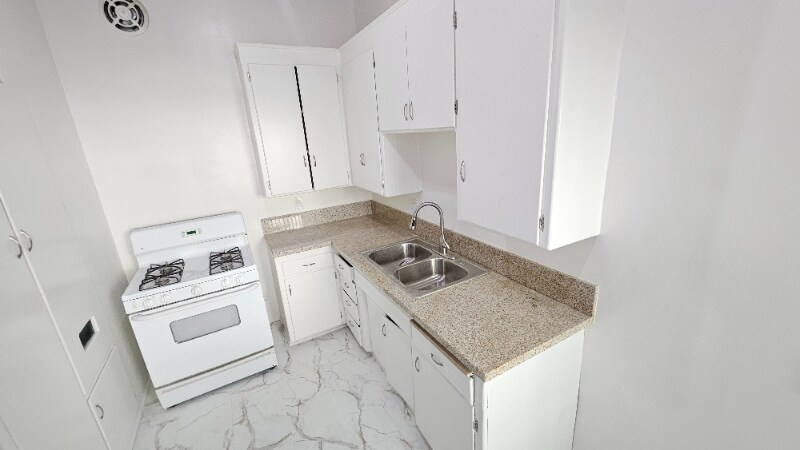 Building Photo - 11032 Moorpark St