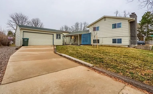 Building Photo - Charming & Spacious 5-Bedroom Home! Detach...