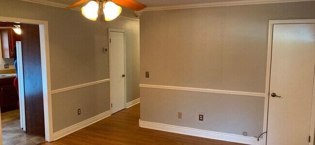 Building Photo - Single family home!