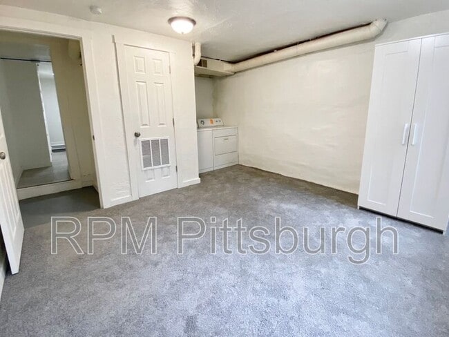 Building Photo - 1806 Rhine St