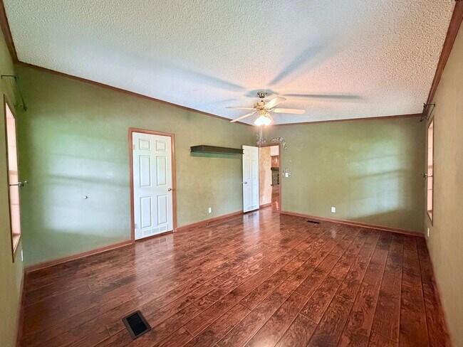Building Photo - Secluded 3-Bedroom with Wrap-Around Porch -- Jonesborough