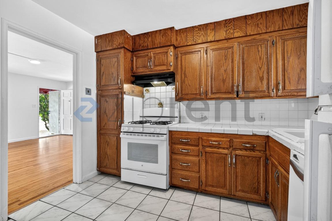 Building Photo - Unit