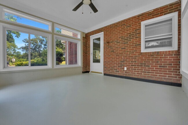 Building Photo - Beautiful Renovated 4 Bedroom 2.5 Bathroom Home for Rent!