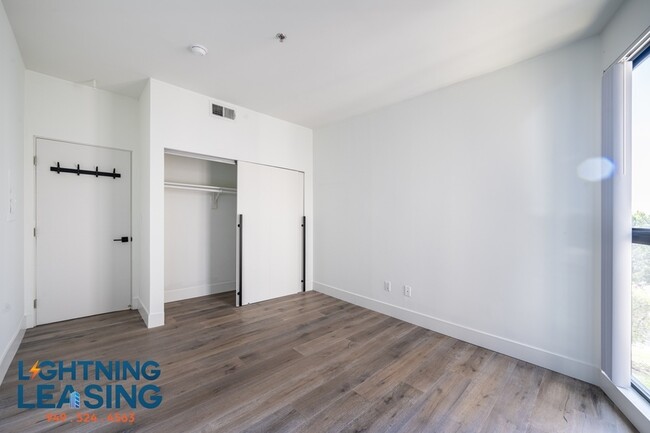 Building Photo - Sleek and Spacious Two-Bedroom with Breath...