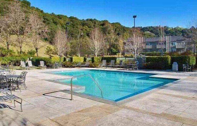 Building Photo - 495 Canyon Oaks Dr
